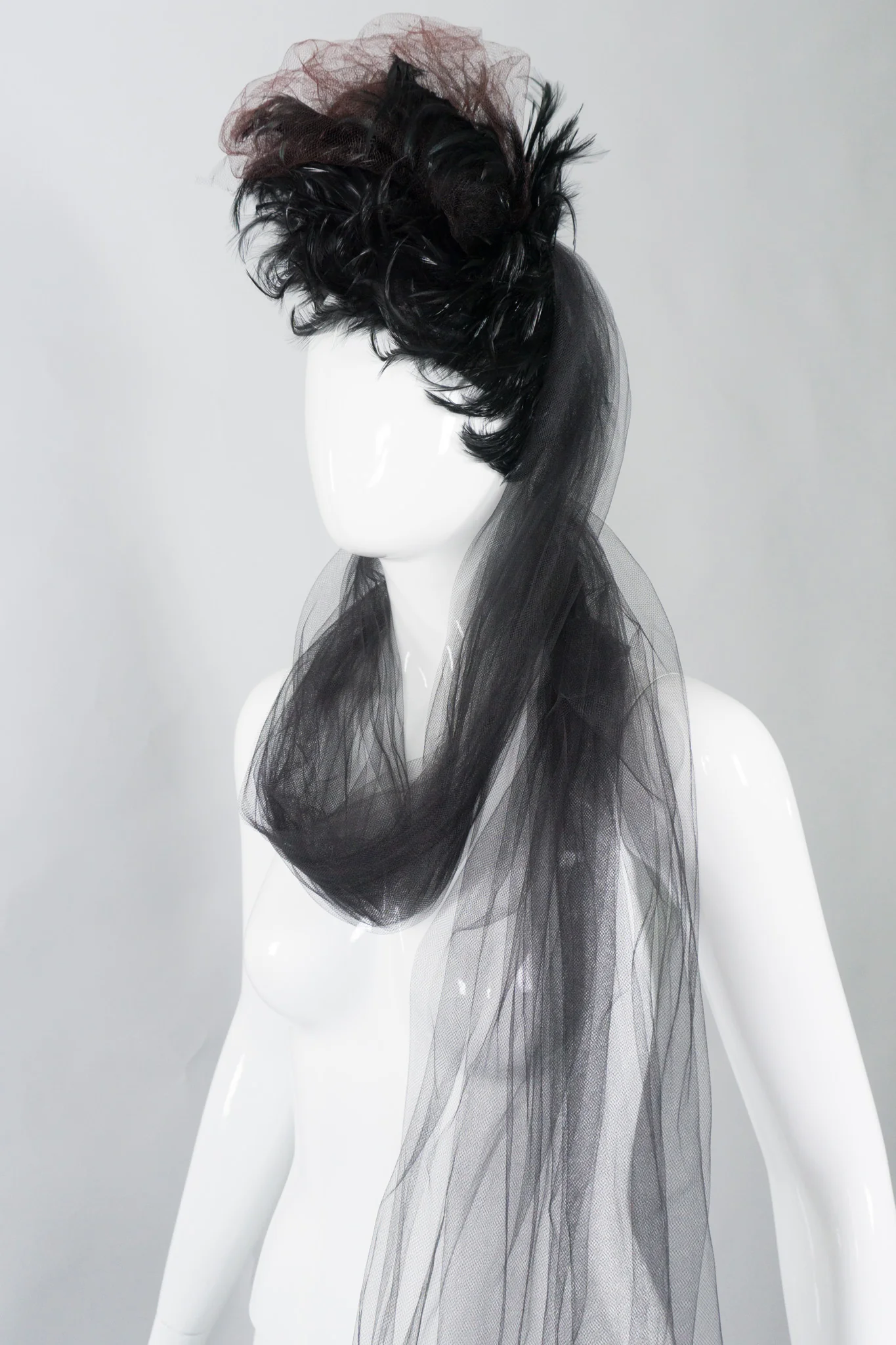 Feather Pouf Casque - Image 9